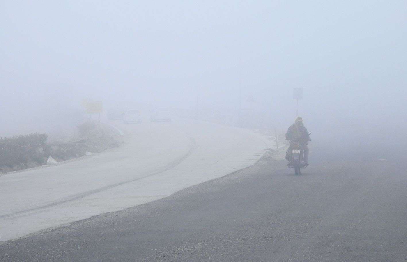 छाया कोहरा सर्दी से बचने के लिए अलाव का सहारा...देखिए तस्वीरें