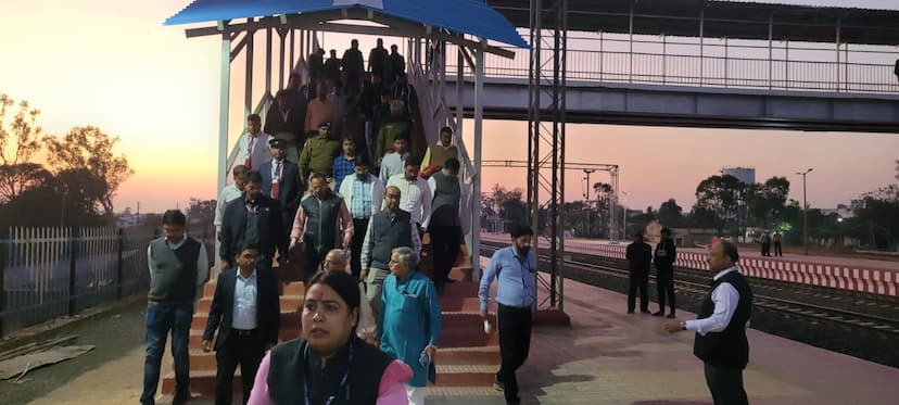 यात्री सुविधा समिति के सदस्यों ने रेलवे स्टेशन का किया निरीक्षण