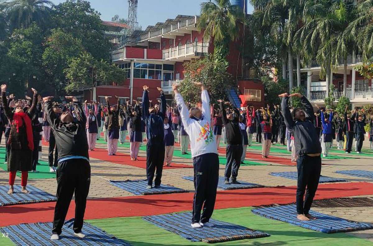 15-school-children-performed-surya-namaskar