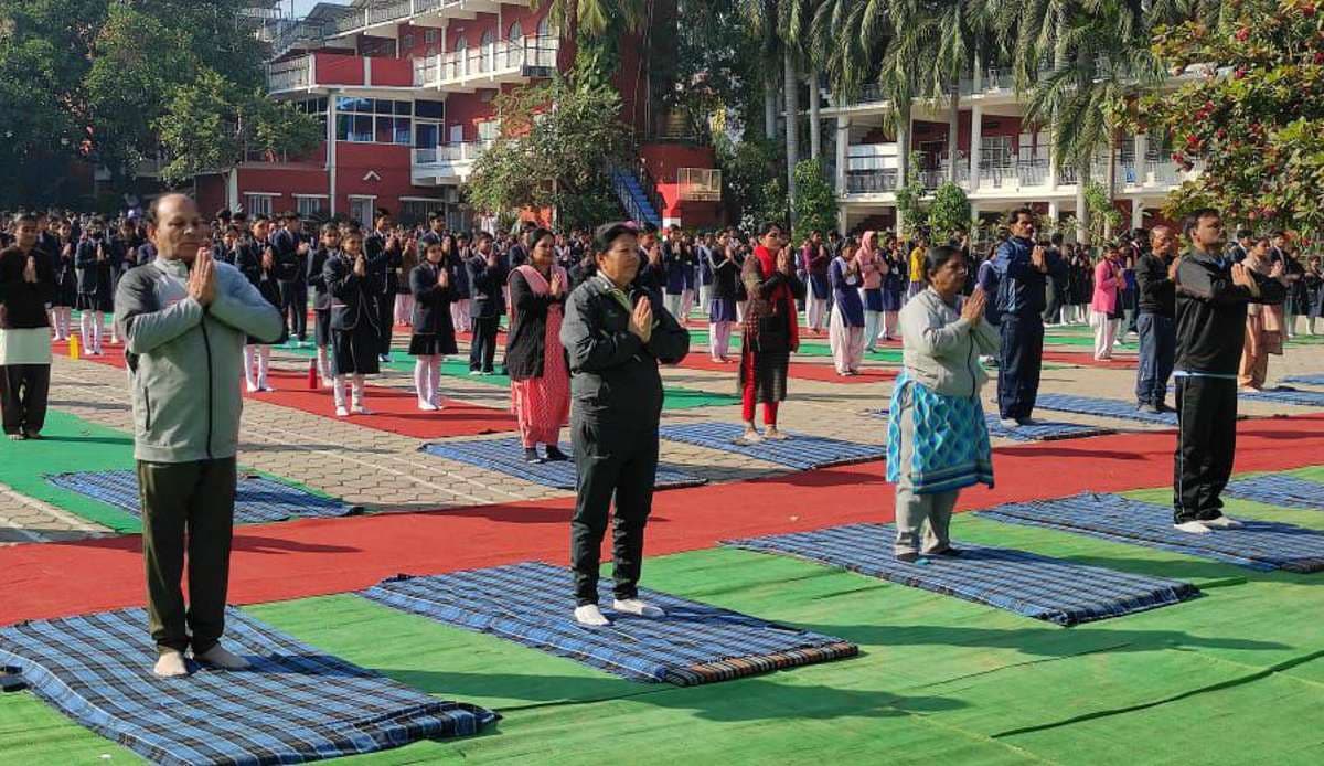 15-school-children-performed-surya-namaskar