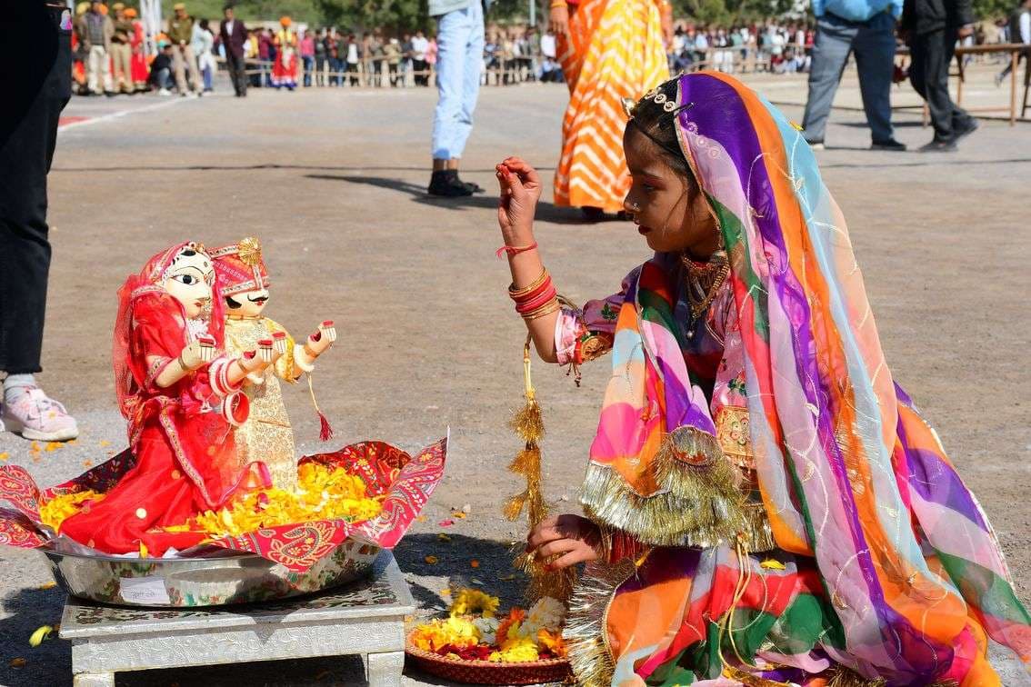 गणतंत्र दिवस पर सांस्कृतिक प्रस्तुति देती बालिकाएं