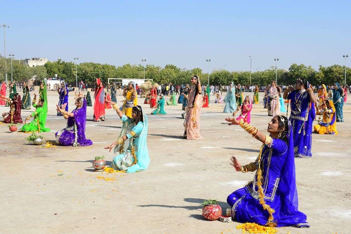 गणतंत्र दिवस पर सांस्कृतिक प्रस्तुति देती बालिकाएं