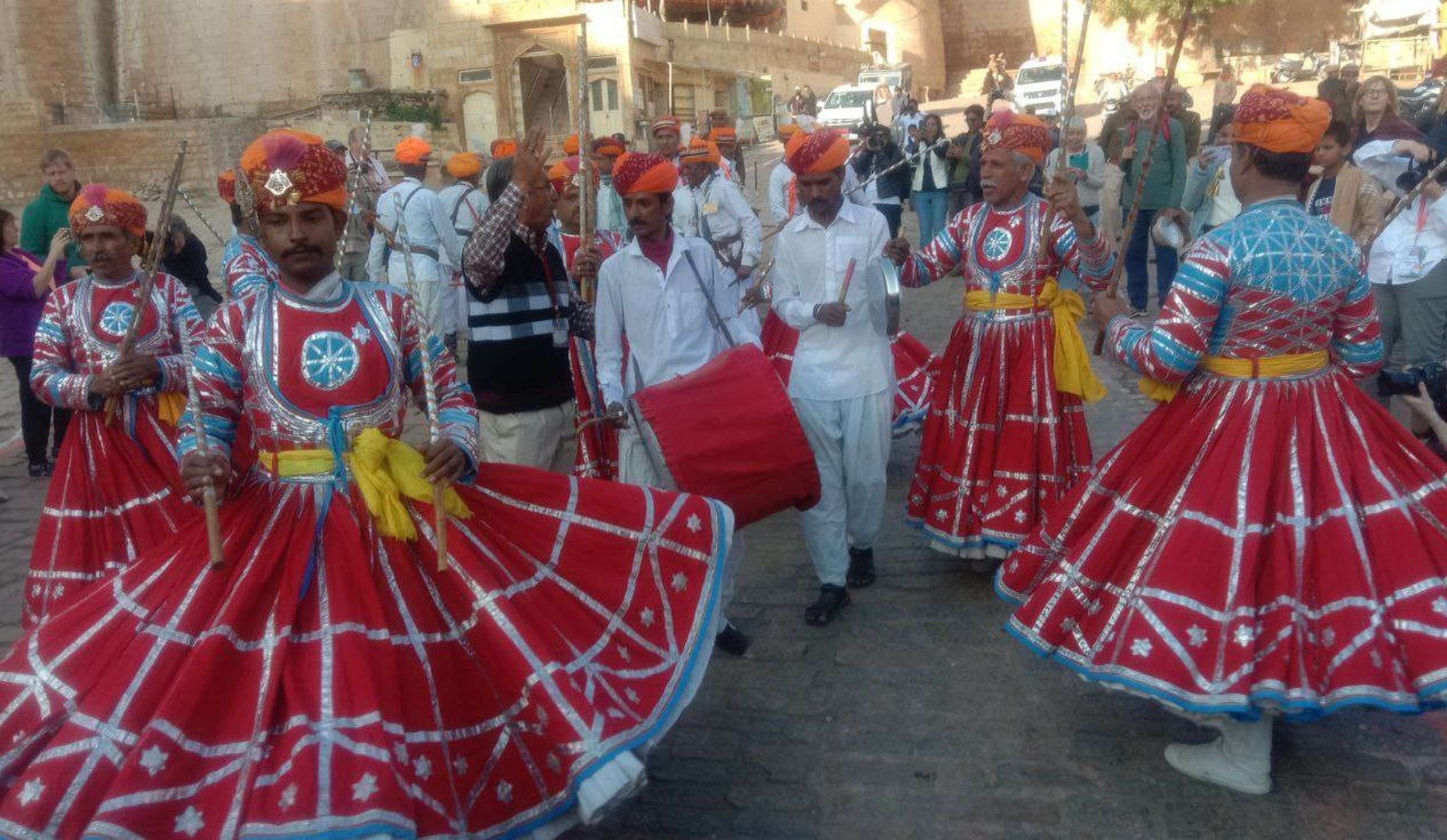   गैर नृत्य करते कलाकार