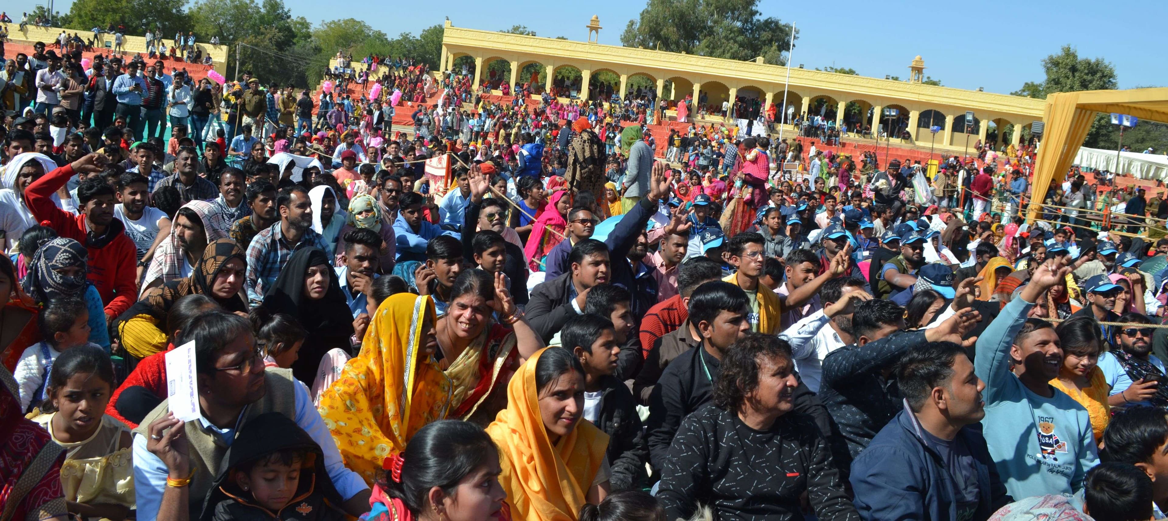 शहीद पूनम स्टेडियम में उपस्थित दर्शक