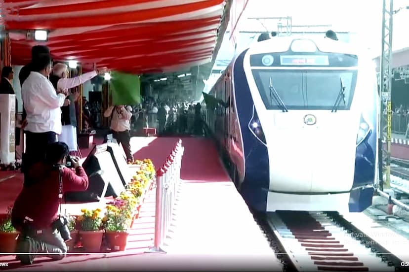 pm_modi_flags_off_vande_bharat_express_in_mumbai.jpg