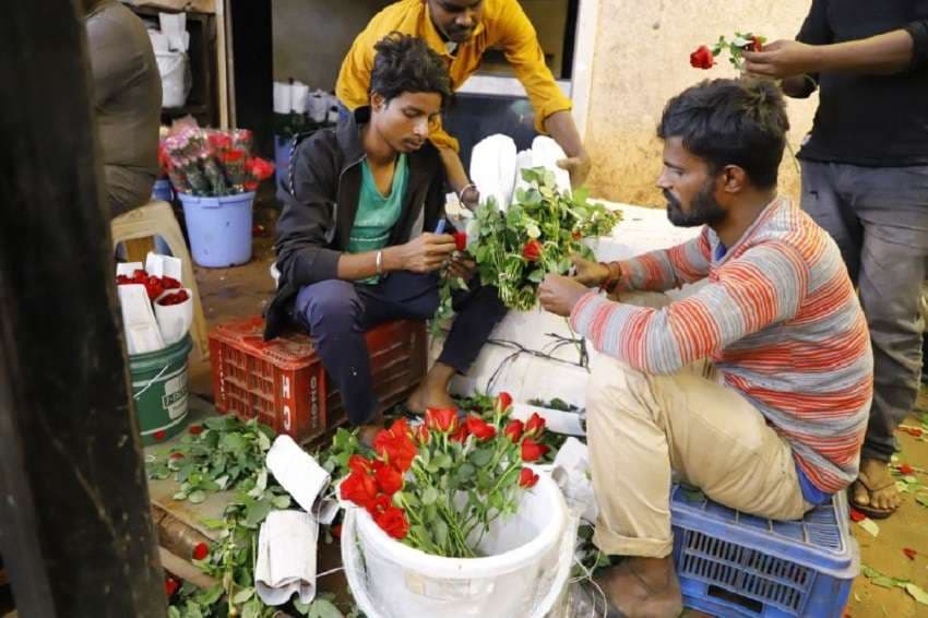 वैलेंटाइन डे... आप भी अपनी प्रेमिका के लिए खरीदिए उपहार, बाजार तैयार