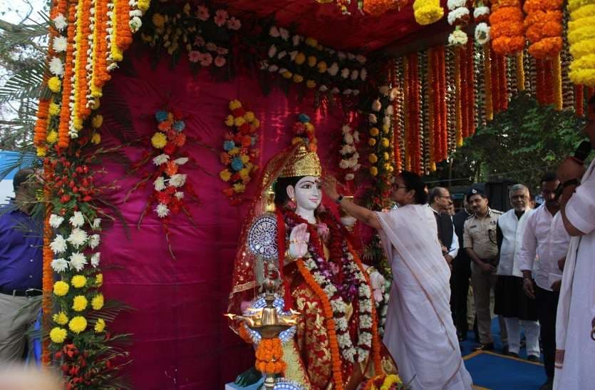 कोलकाता महानगर के बाजे कदमतला घाट में गुरुवार को मंत्रोच्चार के बीच मां गंगा की प्रतिमा की प्राण प्रतिष्ठित की गई। मुख्यमंत्री ममता बनर्जी ने पूजा अर्चना की।