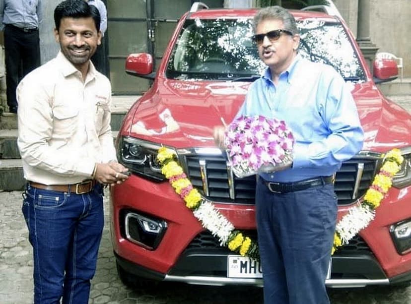 anand_mahindra_with_red_scorpio-n.jpg