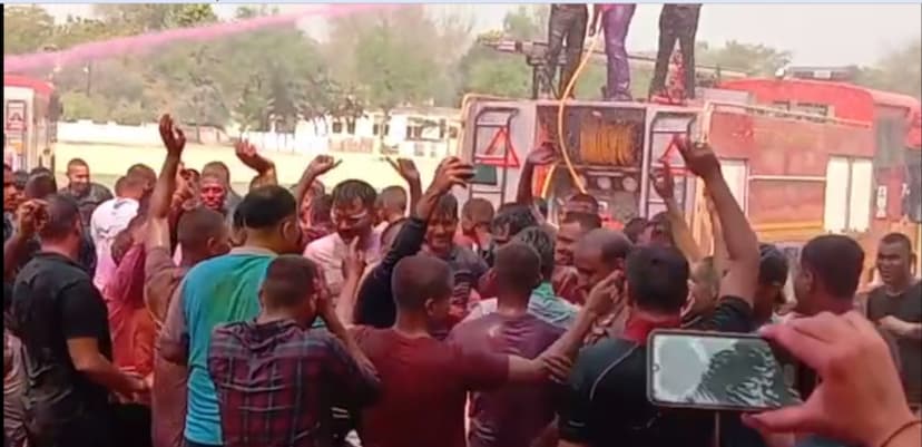 Holi 2023: थानों में कपड़ा फाड़ होली, फायर ब्रिगेड की गाड़ी से बरसा रंग, देखे फोटो