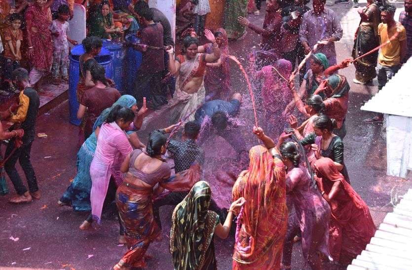 Kodamar Holi : भाभियों ने देवरों की पीठ पर बरसाए प्रेम के कोड़े, देंखें शानदार तस्वीरें