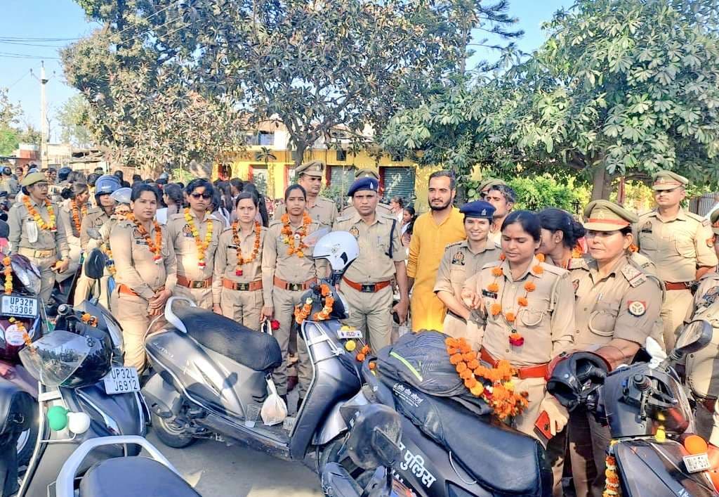 महिला पुलिस रैली में शामिल पुलिसकर्मियों को फूल मालाओं से किया गया स्वागत