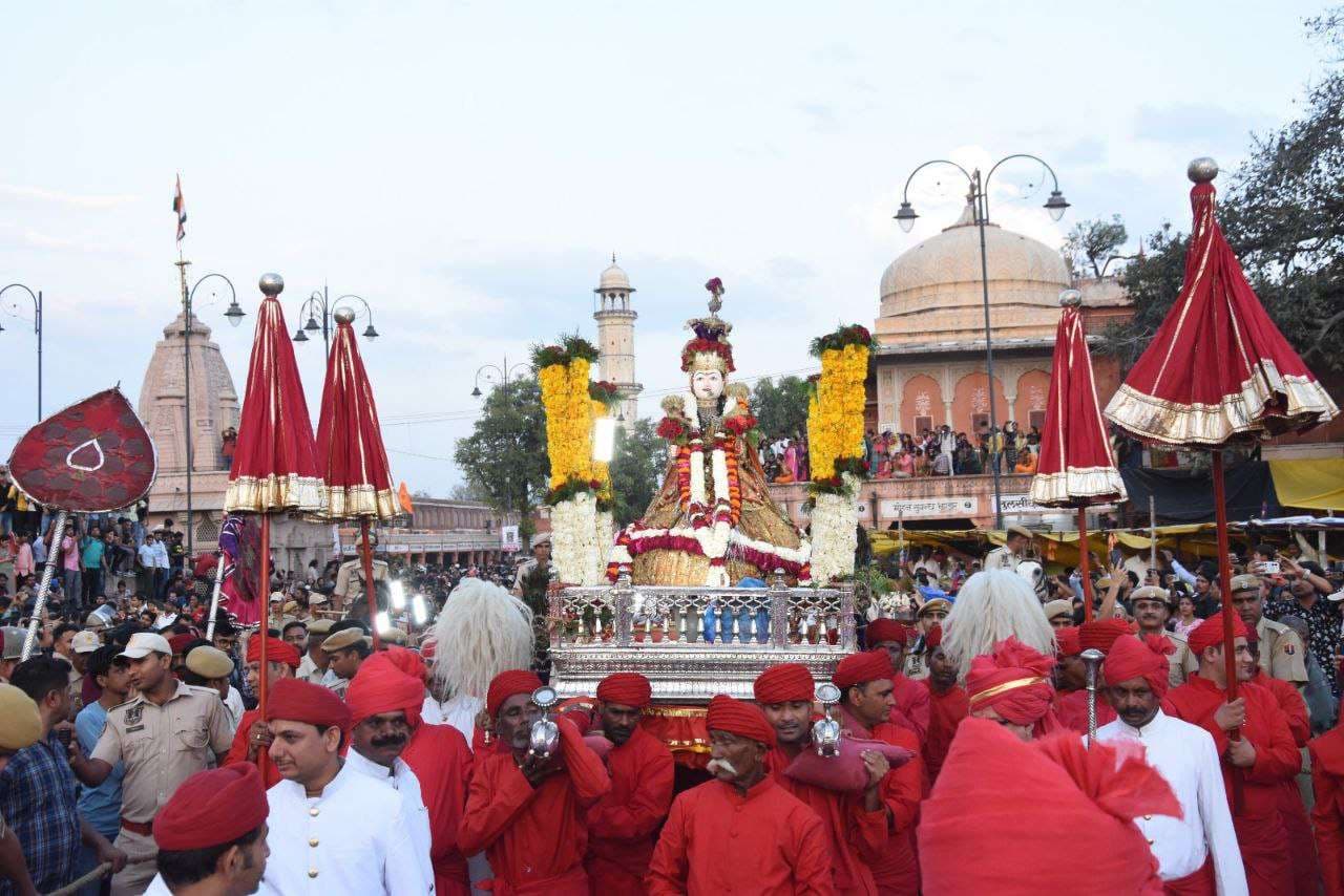 शाही अंदाज में निकाली गई परकोटे से गणगौर माता की सवारी