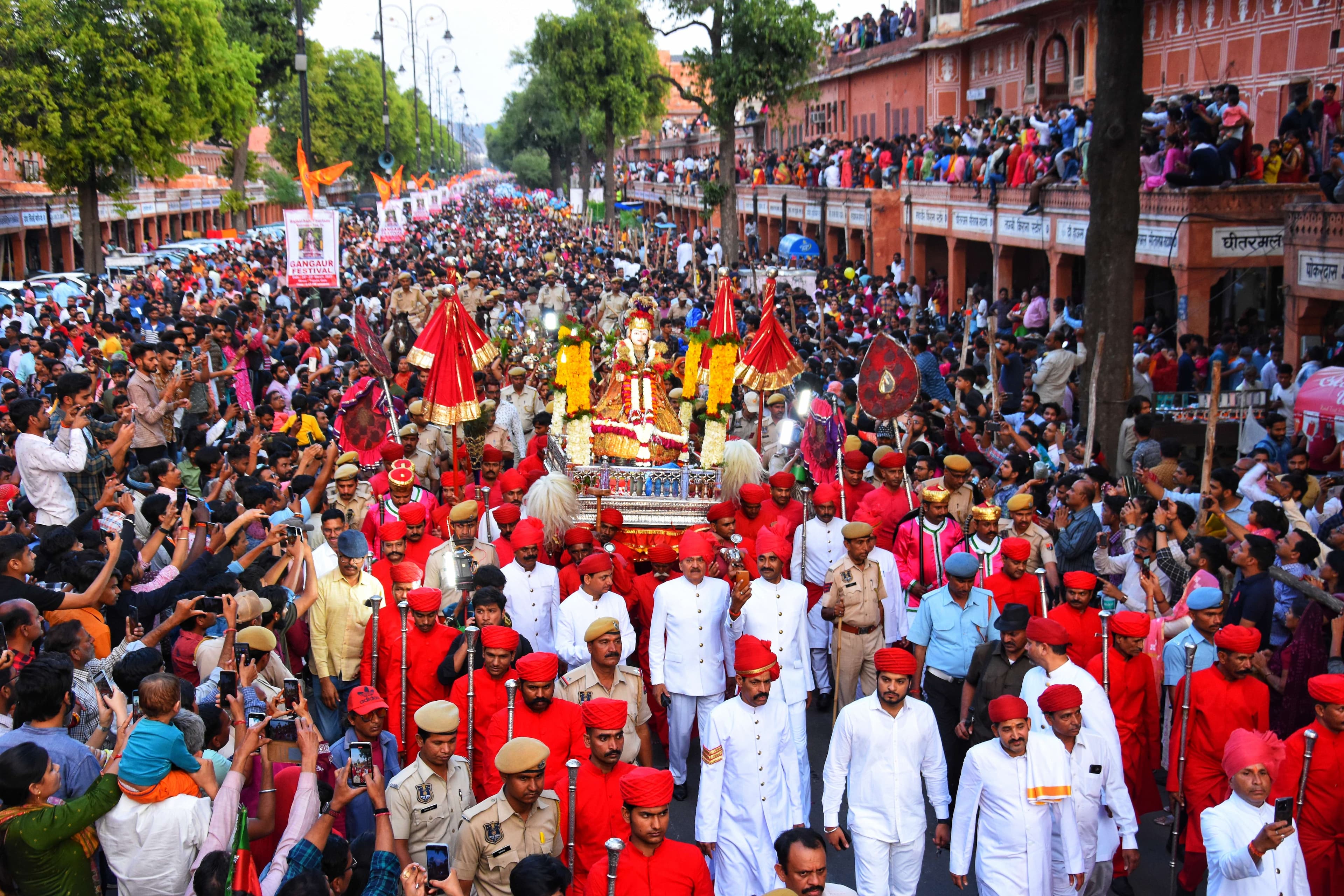 शाही अंदाज में निकाली गई परकोटे से गणगौर माता की सवारी