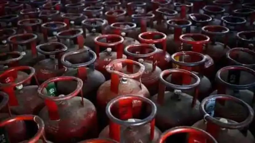 LPG Cyender Price: मेरठ सहित यूपी में घटे एलपीजी सिलेंडर के दाम, जानिए लेटेस्ट कीमत