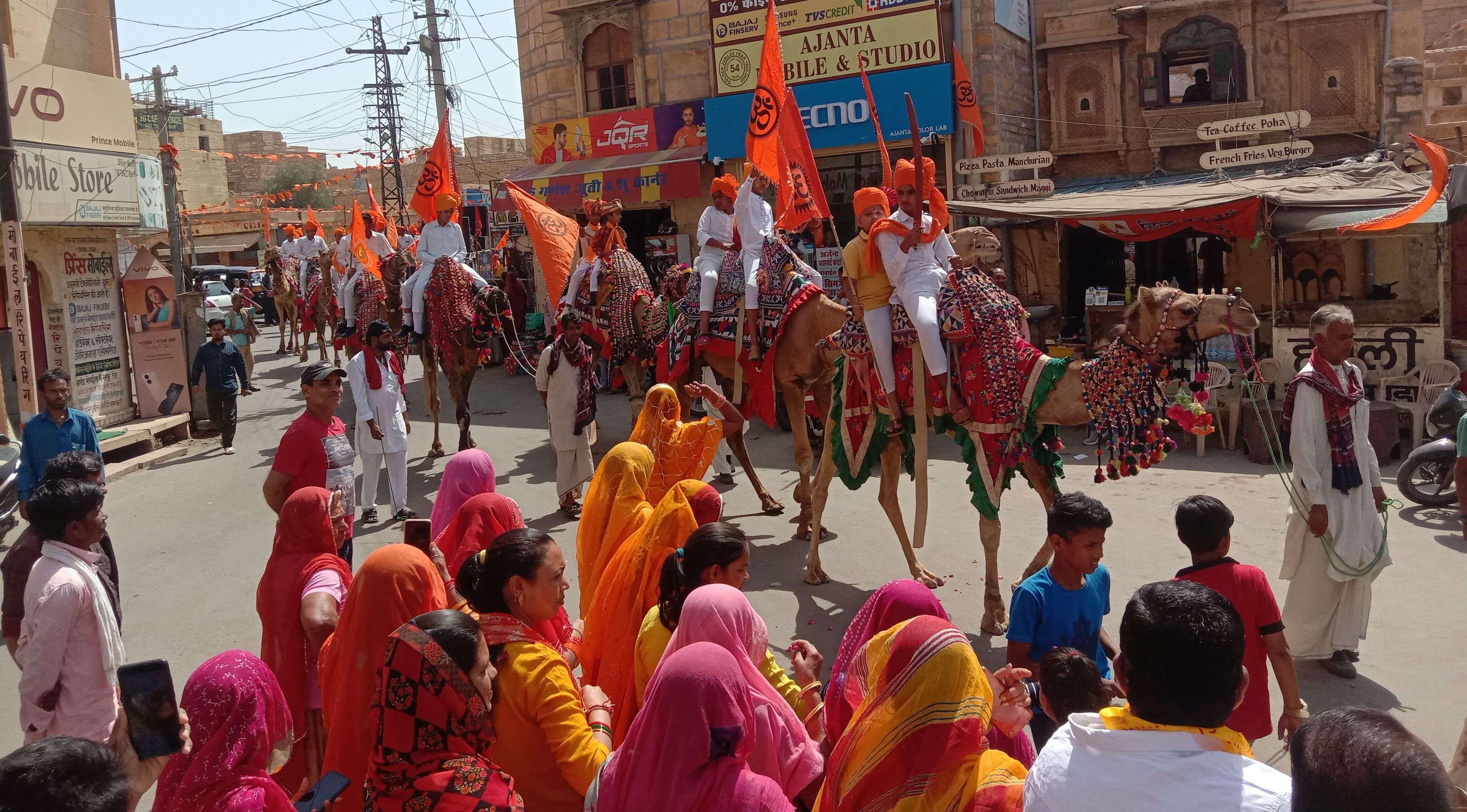 शोभायात्रा में शामिल शृंगारित ऊंट