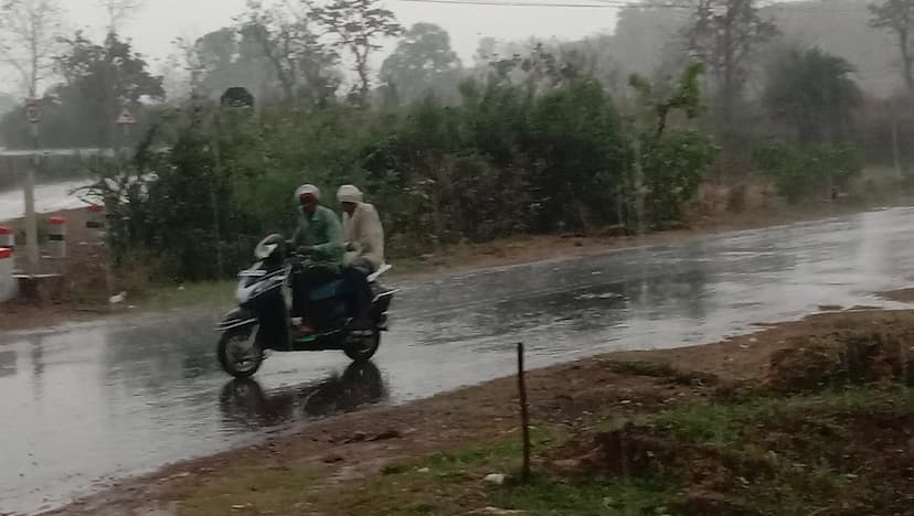 सुबह से लेकर दोपहर तक मौसम रहा साफ, शाम को हुई बारिश