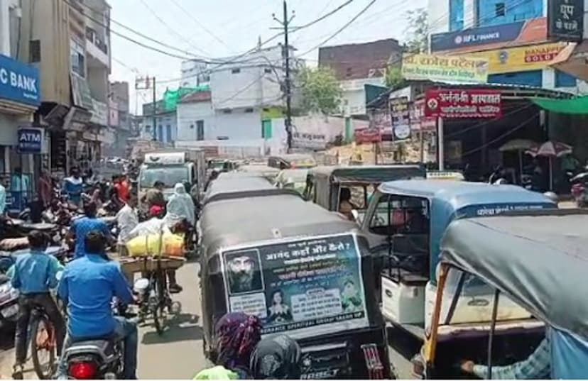 Vehicles stuck in jam for half an hour, traffic police not take care