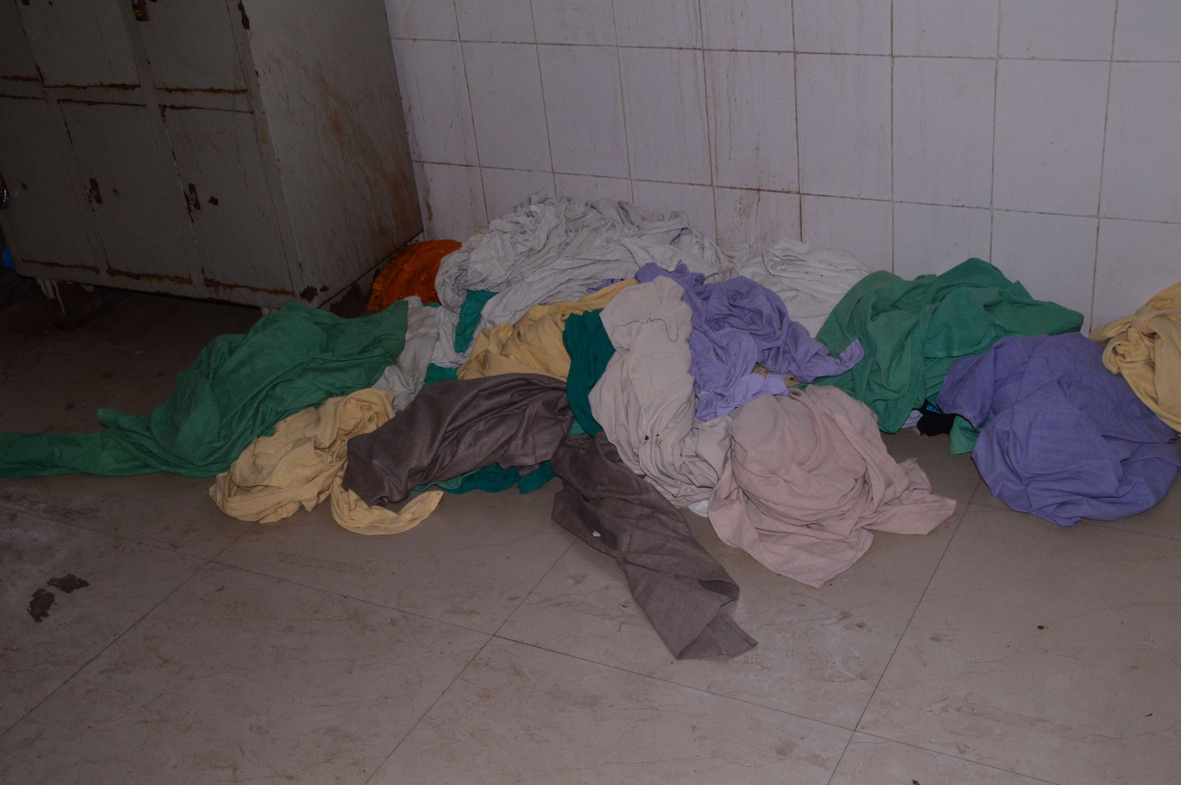 If you want to see the condition of the hospitals in Jhalawar, then see this photo gallery