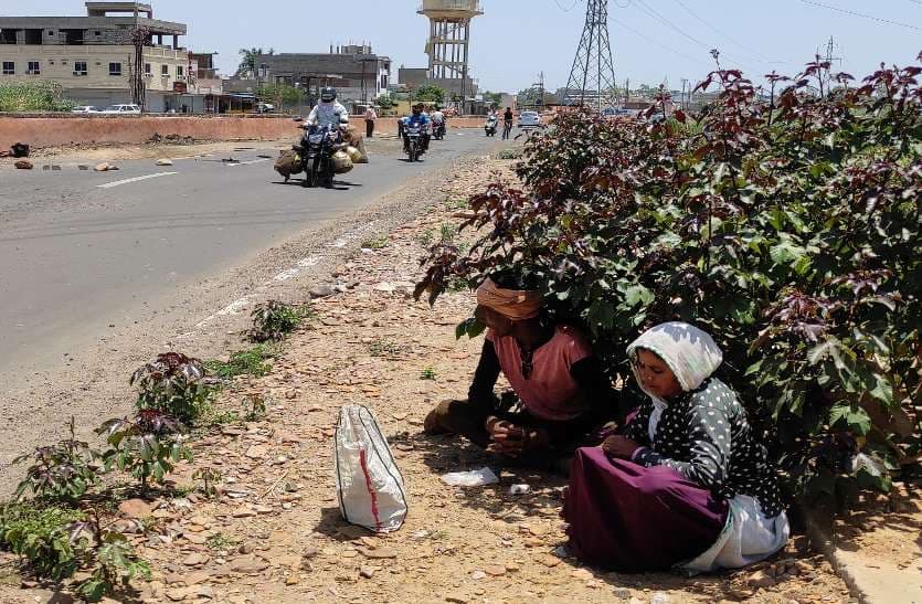 भीषण गर्मी व धूप से बचने के लिए कैसे-कैसे जतन कर रहे लोग...देखिए फोटो