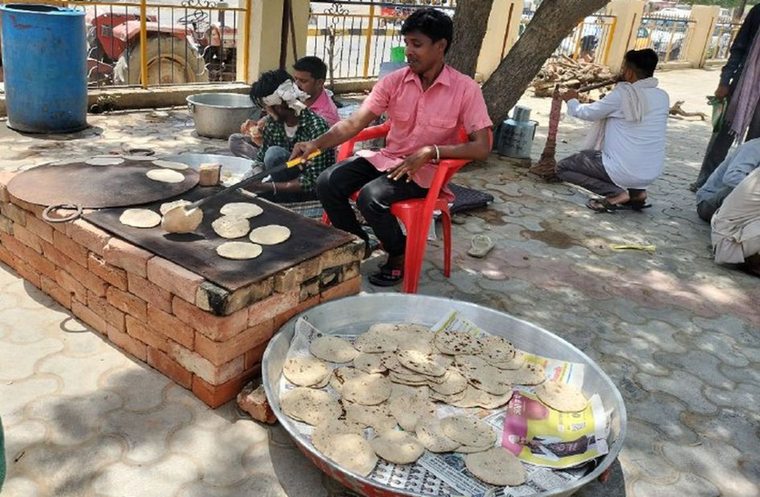 Patrika Photo Gallery:- कलक्ट्रेट पर महापड़ाव: यहीं सोना, यहीं मिलकर भोजन बनाना और खाना