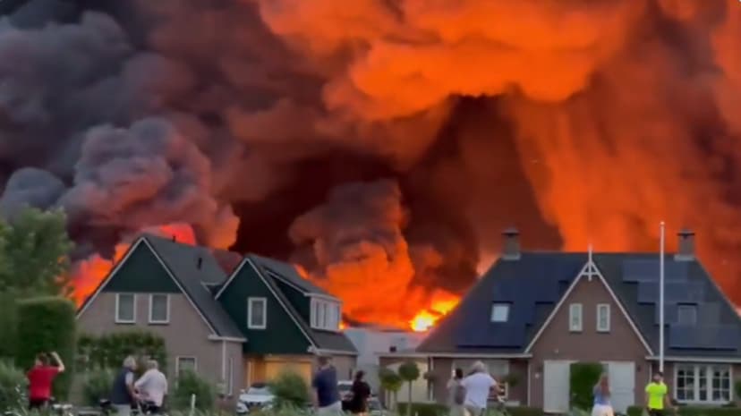 massive_fire_in_netherlands.jpg