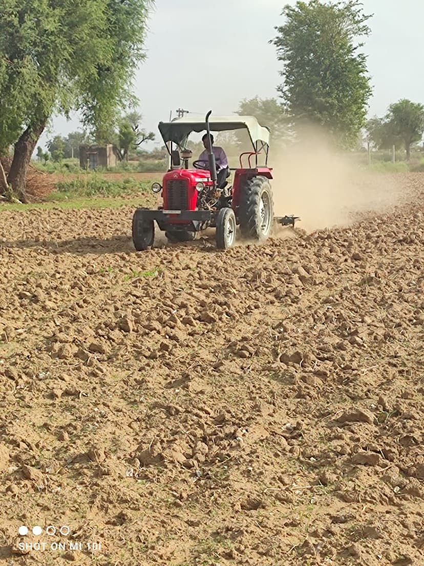 बारिश से किसानों ने खेतों में जुताई की शुरू