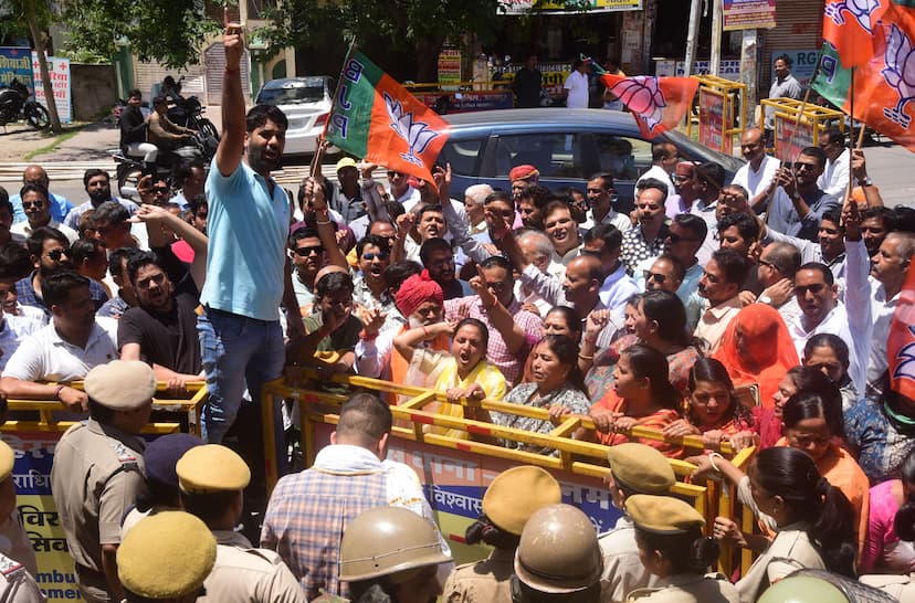 तकरार : तेज धूप में तीन घंटा प्रदर्शन, भाजपा सड़क पर, नेता बोले शहीदों की प्रतिमाएं लगवाए प्रशासन