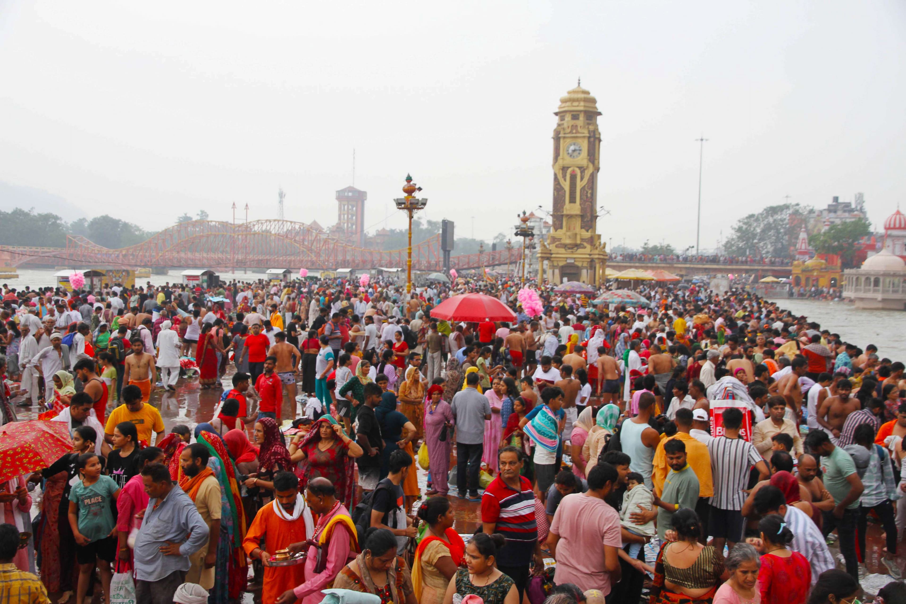 हरिद्वार में रविवार को अमावस्या स्नान पर्व के अवसर पर गंगा में पवित्र डुबकी लगाने के लिए उमड़े श्रद्धालु। 