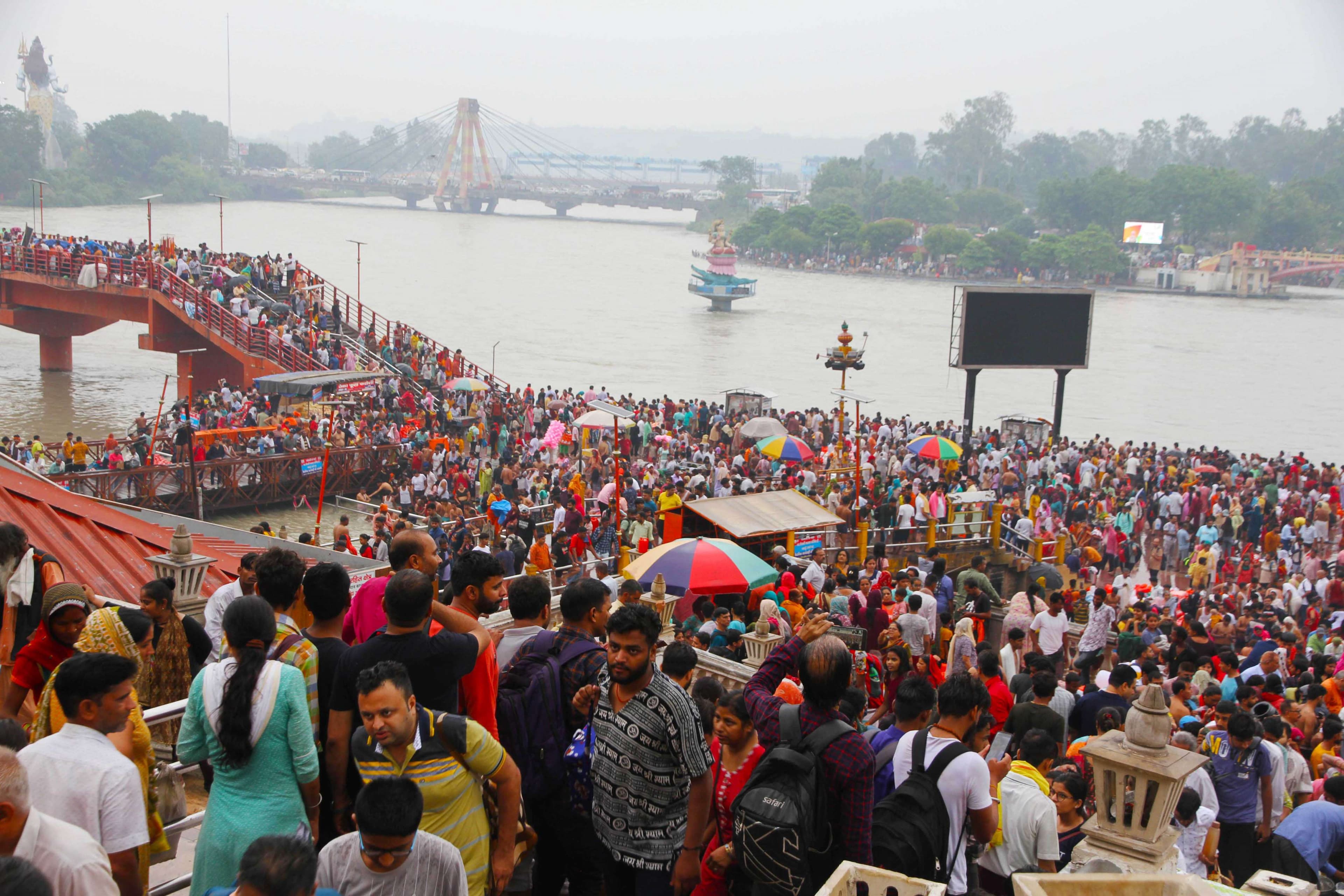 हरिद्वार में रविवार को अमावस्या स्नान पर्व के अवसर पर गंगा में पवित्र डुबकी लगाने के लिए उमड़े श्रद्धालु। 