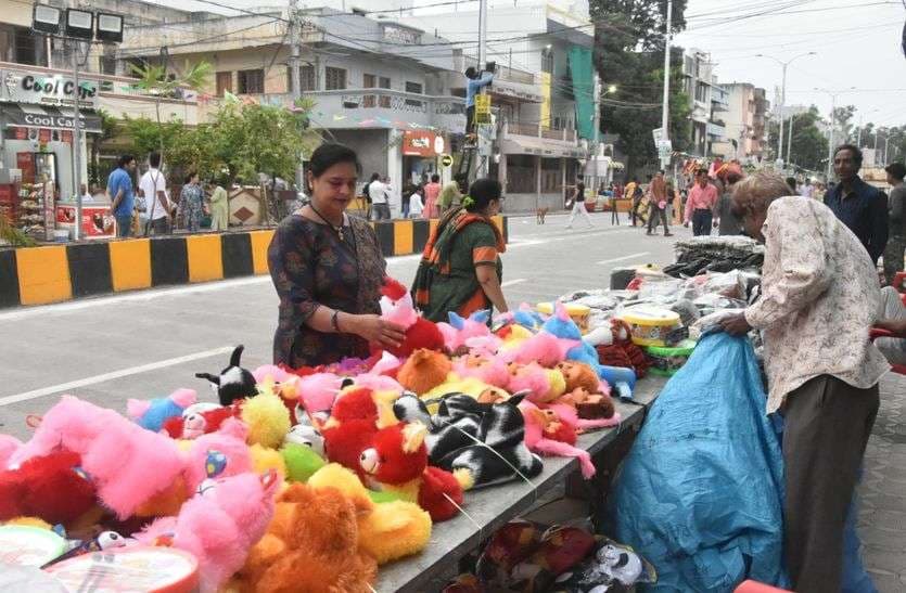 photo: didi and bhabhi fun in the fair on the Ratlam