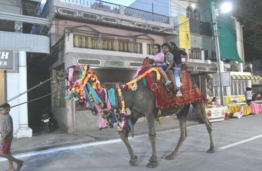 photo: didi and bhabhi fun in the fair on the Ratlam