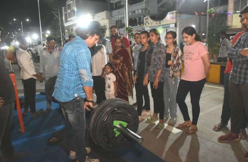 photo: didi and bhabhi fun in the fair on the Ratlam