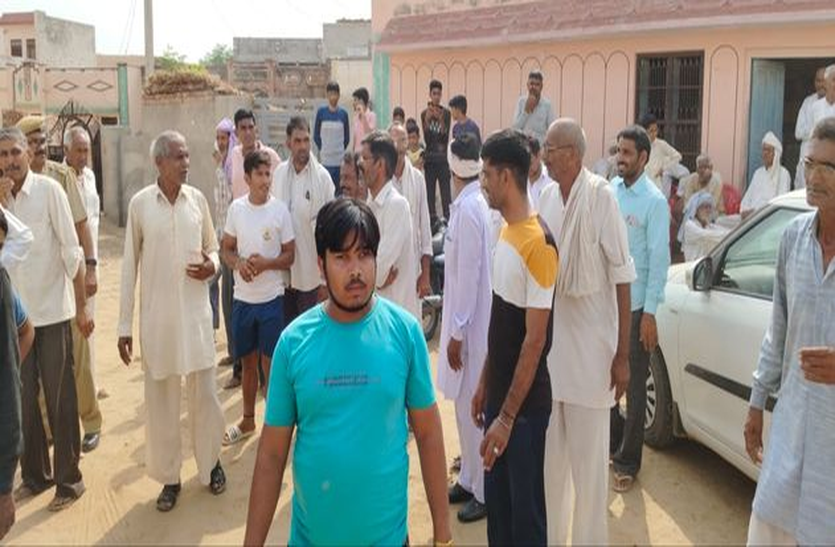 Patrika Photo Gallery: हथियारबंद नकाबपोश चोरों ने बोला धावा, सरपंच पुत्र को गोली मारी