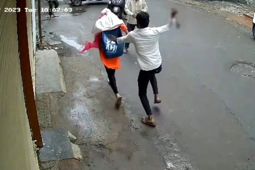 pune_mpsc_student_attack_video.jpg