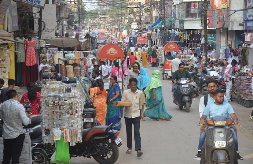 सड़क के दोनों तरफ दुकानों का 10-10 फीट कब्जा, इसलिए बाजार बदहाल