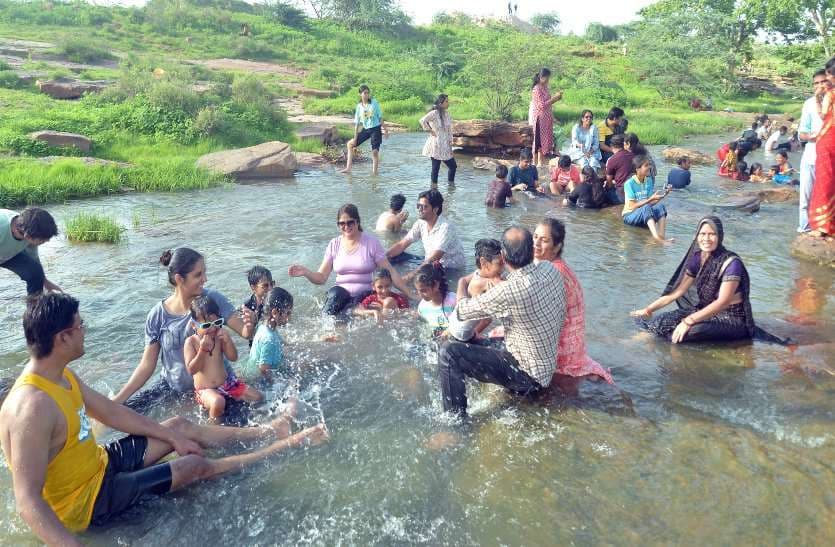 पिकनिक स्पॉट गुलजार, मौज-मस्ती कर बिताया दिन...देखिए तस्वीरें