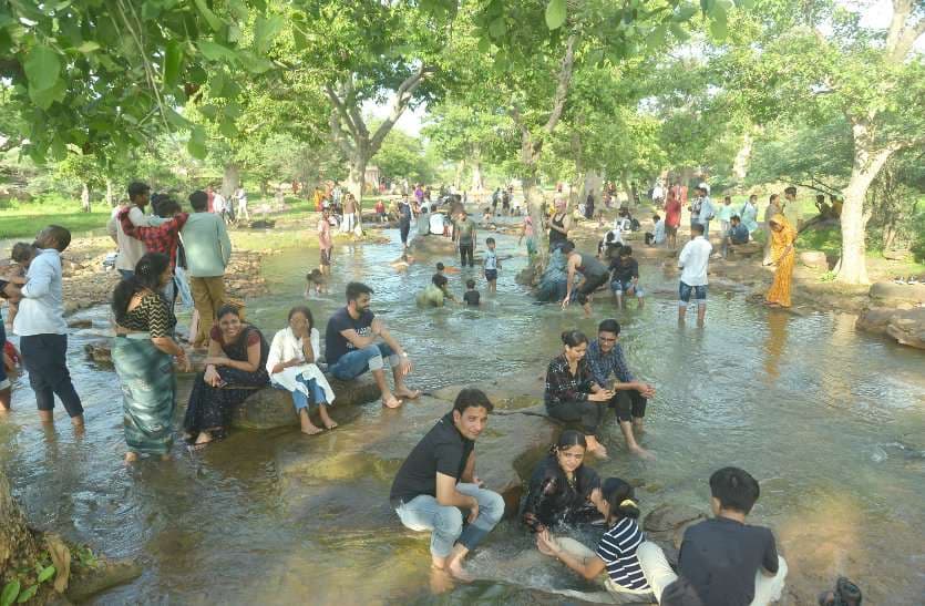 पिकनिक स्पॉट गुलजार, मौज-मस्ती कर बिताया दिन...देखिए तस्वीरें