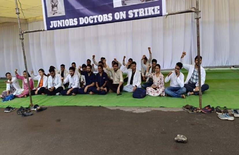 Junior Doctor’s on Strick : ओपीडी के बाहर लगी कतार, आज से इमरजेंसी सेवाएं भी होंगी बाधित