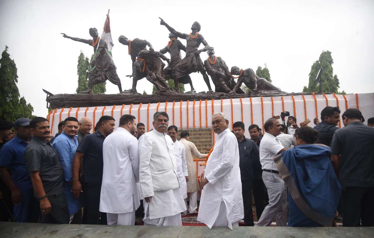 पटना में शुक्रवार को शहीद दिवस मनाया गया। मुख्यमंत्री नीतीश कुमार ने भारत छोड़ो आंदोलन के शहीदों को श्रद्धांजलि दी। इस मौके पर विधानसभा अध्यक्ष अवध बिहारी चौधरी भी साथ थे। 