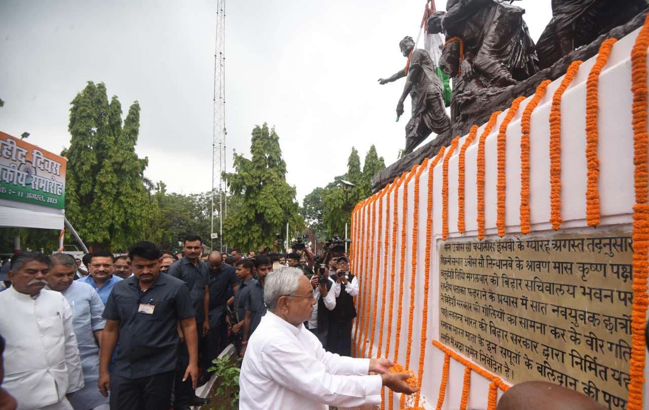 पटना में शुक्रवार को शहीद दिवस मनाया गया।  इस मौके पर विधानसभा अध्यक्ष अवध बिहारी चौधरी भी साथ थे। समारोह के बाद उन्होंने पत्रकारों से चर्चा करते हुए राज्य के चहुंमुखी विकास की बात कही।