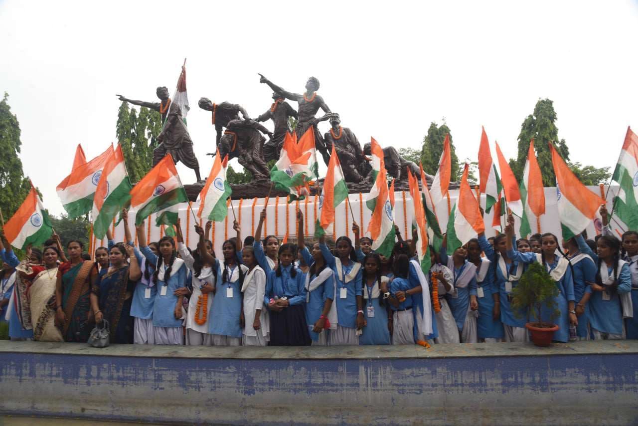 पटना में शुक्रवार को शहीद दिवस मनाया गया। पटना में बिहार विधानसभा के पास अमर ज्योति पर मुख्यमंत्री नीतीश कुमार और उपमुख्यमंत्री तेजस्वी यादव ने श्रद्धांजलि दी। मुख्यमंत्री नीतीश कुमार ने भारत छोड़ो आंदोलन के शहीदों को श्रद्धांजलि दी। 