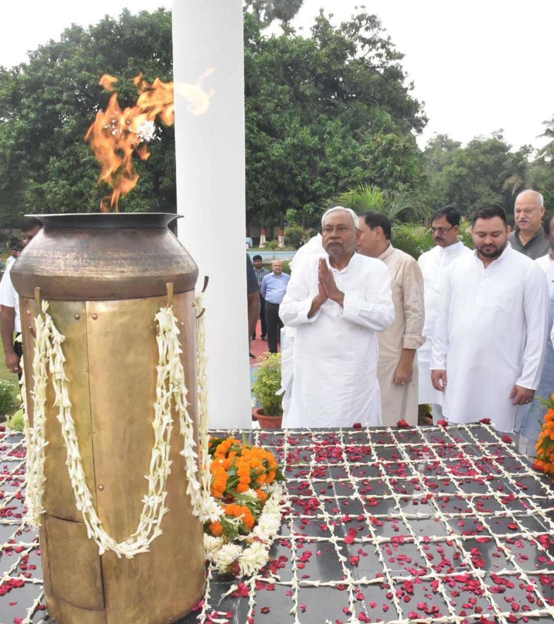 पटना में शुक्रवार को शहीद दिवस मनाया गया। इस मौके पर शहीद स्मारक पर भारत छोड़ो आंदोलन के सात शहीदों को श्रद्धांजलि देने के लिए आयोजित समारोह में स्कूली छात्र राष्ट्रीय ध्वज थामे हुए पहुंचे। 