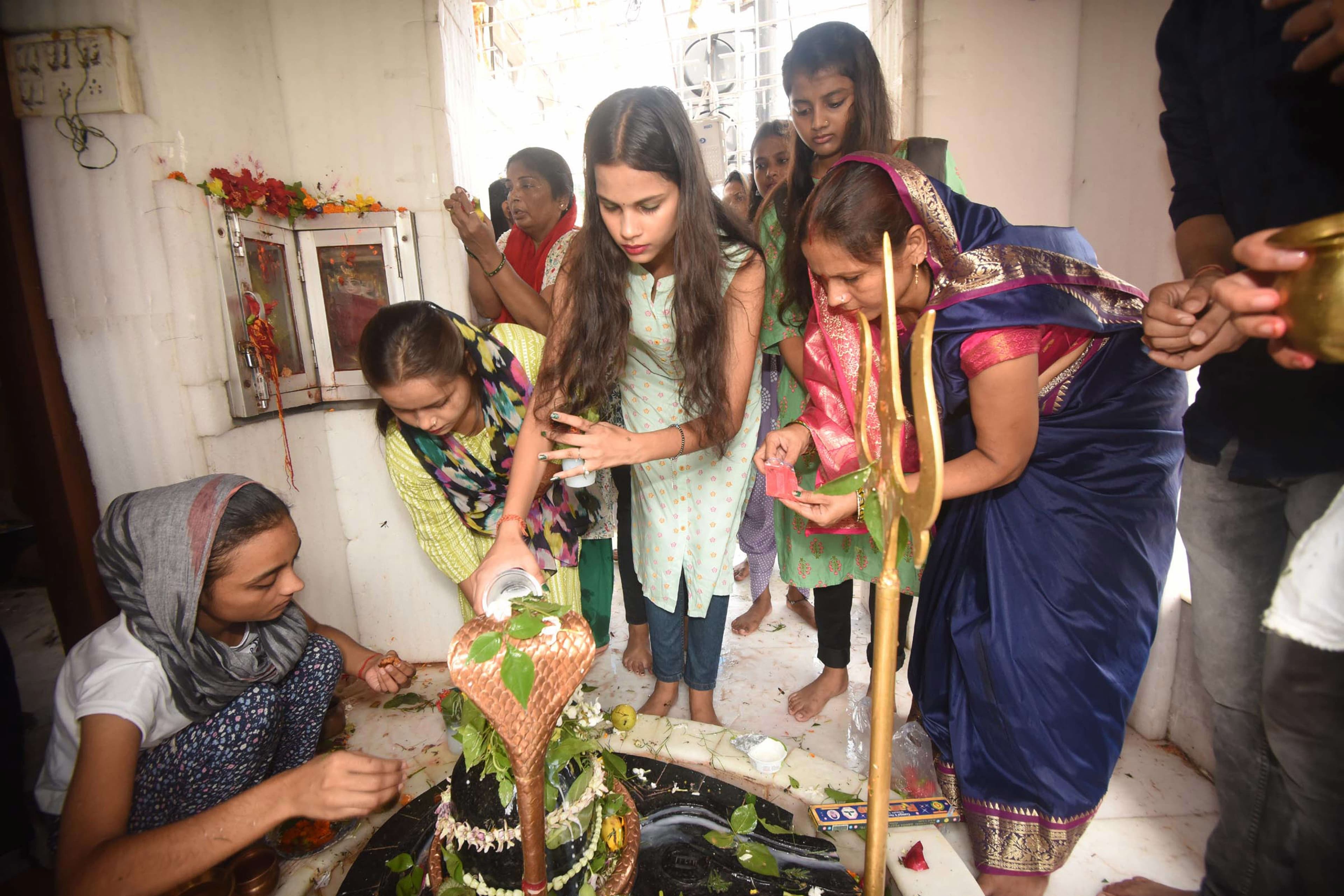 हिंदू धर्म में सावन मास को आदिदेव महादेव का महीना माना जाता है। वहीं, सोमवार को महादेव की पूजा करना श्रेष्ठ माना गया है। ऐसे में सावन के सोमवार का महत्व ज्यादा बढ़ जाता है। 