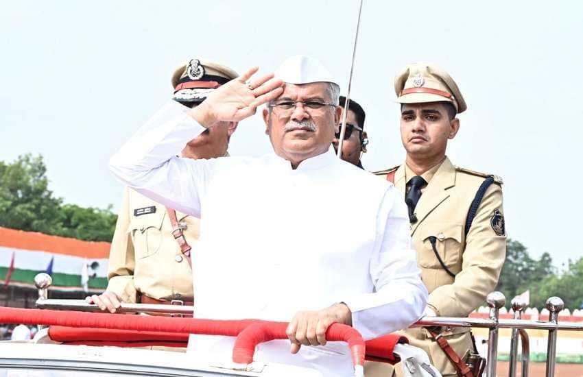 cm-bhupesh-baghel-hoisted-the-flag-saluted-the-tricolor-8432945