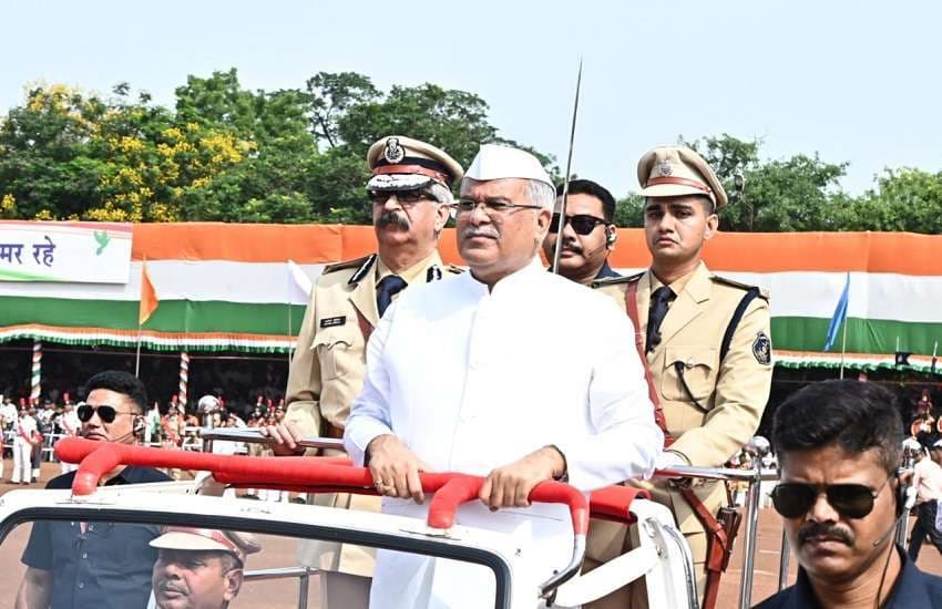 cm-bhupesh-baghel-hoisted-the-flag-saluted-the-tricolor-8432945