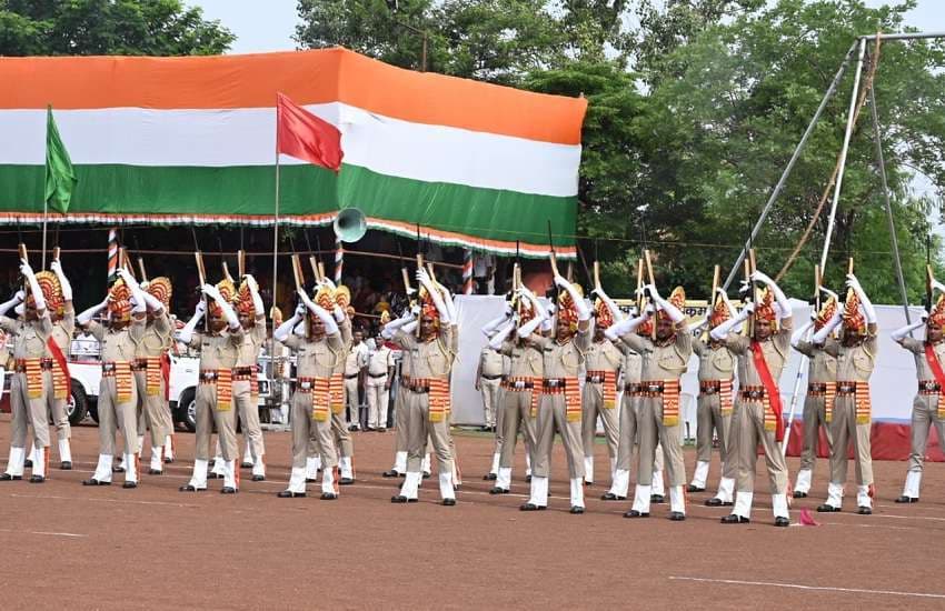 cm-bhupesh-baghel-hoisted-the-flag-saluted-the-tricolor-8432945