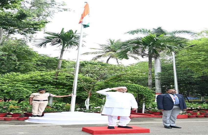 cm-bhupesh-baghel-hoisted-the-flag-saluted-the-tricolor-8432945