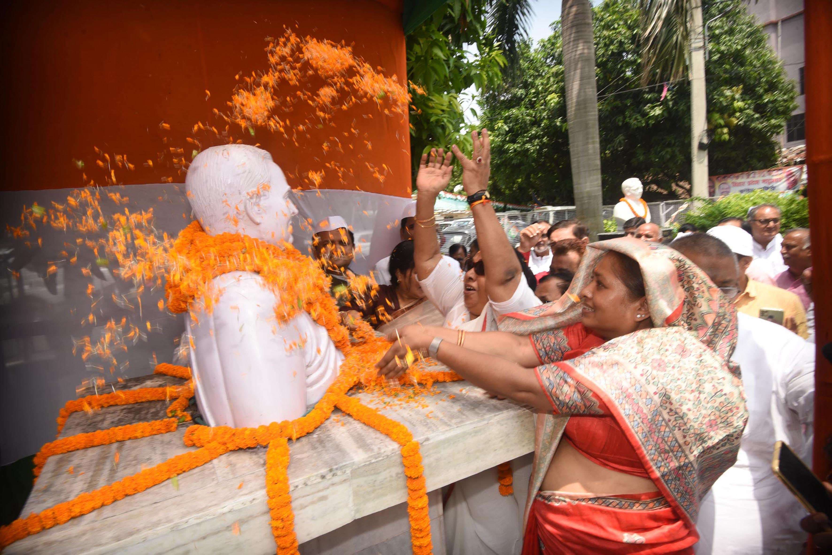 स दौरान आमजन से लेकर कांग्रेस कार्यकर्ताओं और नेताओं ने अपने प्रिय नेता की फोटो और मूर्ति पर पुष्पांजलि अर्पित की।