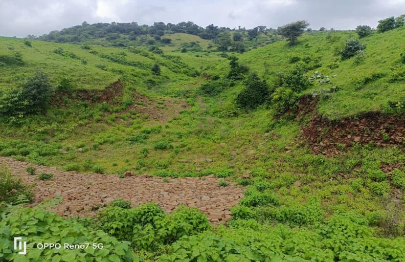 घटिया निर्माण: लाखों रुपए से बने तालाब में एक बूंद पानी नहीं