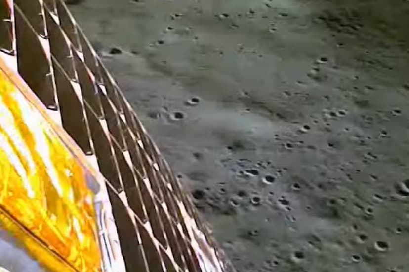Chandrayaan-3: ISRO ने जारी किया चांद पर लैंडिंग के वक्त का Video,दिखे गहरे-गहरे गड्ढे,  24 घंटे बाद अब कैसी है स्थिति?